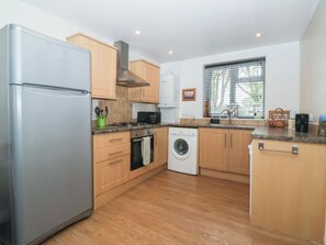 Cottage | Private kitchen | Dishwasher, cookware/dishes/utensils