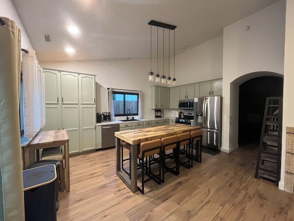 Een koelkast, een microgolfoven, een oven, een kookplaat