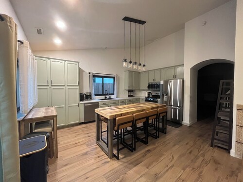 *Just Listed* Alpine Retreat with A/C and hot Tub!