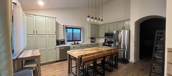 *Just Listed* Alpine Retreat with A/C and hot Tub!