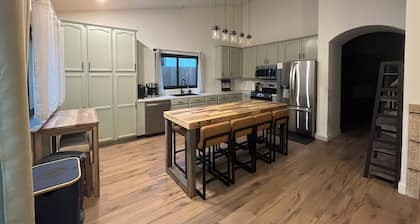 *Just Listed* Alpine Retreat with A/C and hot Tub!