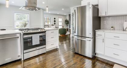 4 Mi to Aquarium & Arenas: Modern Atlanta Home