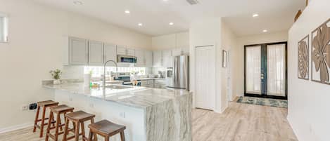 House (4 Bedrooms) | Interior