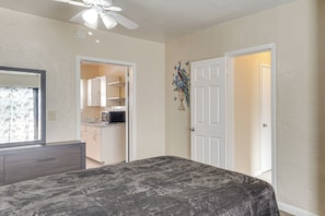 Interior - 3 Mi to Sand: Move-in Ready Apt Off Hollywood Blvd (Hollywood)