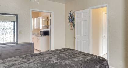 3 Mi to Sand: Move-in Ready Apt Off Hollywood Blvd