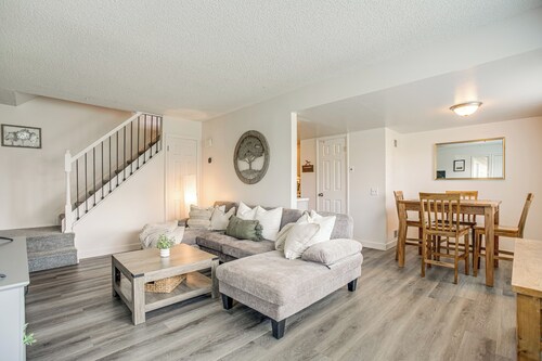 Explore Red Rocks & Green Mtn: Townhome w/ Pool!