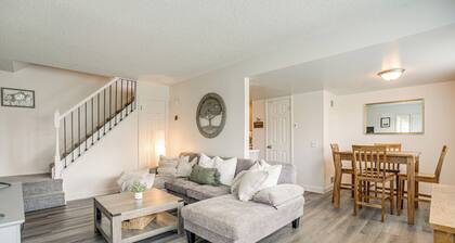 Explore Red Rocks & Green Mtn: Townhome w/ Pool!