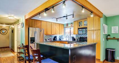 3 Mi to U of O Pet-friendly Home w/ Covered Deck!