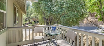 Gateway to Yosemite: Group-friendly Groveland Home