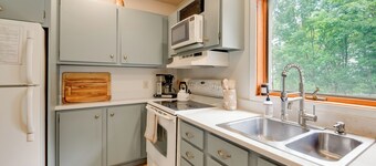 Ski-in/ski-out Sugarbush Retreat w/ Indoor Hot Tub