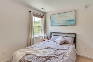 Apartment (3 Bedrooms) | Interior - 6 Mi to Dtwn Raleigh: Townhome w/ Fenced Patio! (Raleigh)