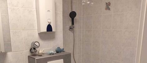 Hårføner, håndklær og toalettpapir