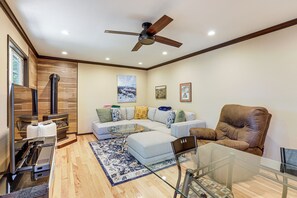 House (3 Bedrooms) | Interior - Pet-friendly Retreat w/ Fenced Yard in Aurora (Aurora)