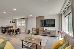Apartment (3 Bedrooms) | Interior - Prime Oak Park Location: Modern Home w/ Yard! (Oak Park)
