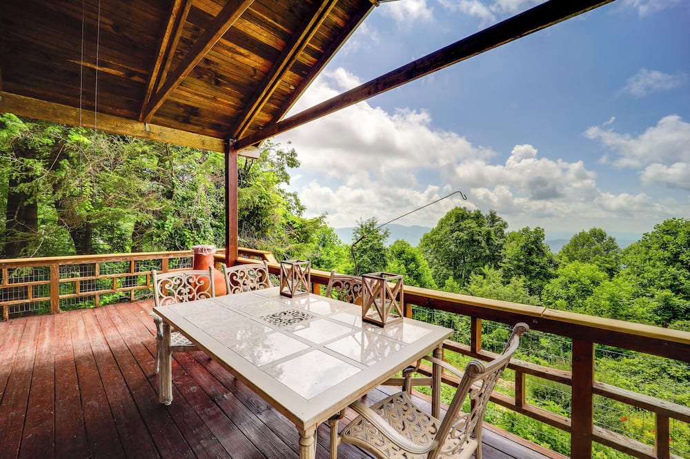 Little Switzerland Cabin w/ Stunning Mtn Views - Nebo, NC