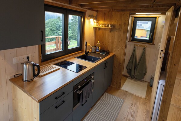 Frigorifero, microonde, forno, piano cottura