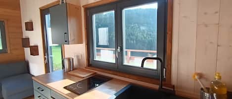 Frigorifero, microonde, forno, piano cottura