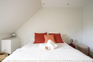 1 bedroom, desk, iron/ironing board, travel crib - Le Riviera - Port Cergy | Modern & Cosy (Port-Cergy)