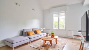 TV connectée, livres, espaces bureaux