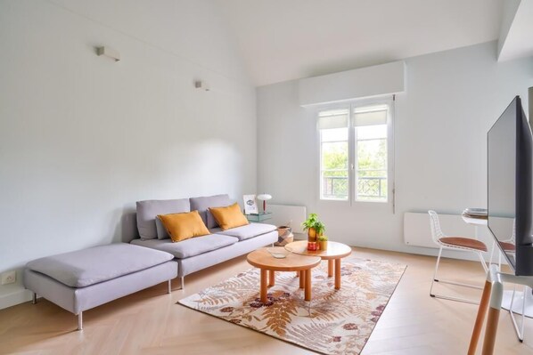 Smart TV, books, offices