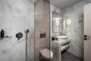 Douche, sĂšche-cheveux, serviettes fournies, papier toilette