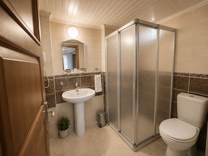 Shower, hair dryer, slippers, towels - Mola Inn Uşak (Uşak)