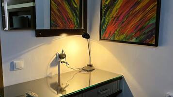 Escrivaninha, espaço de trabalho para notebook, cortinas blackout