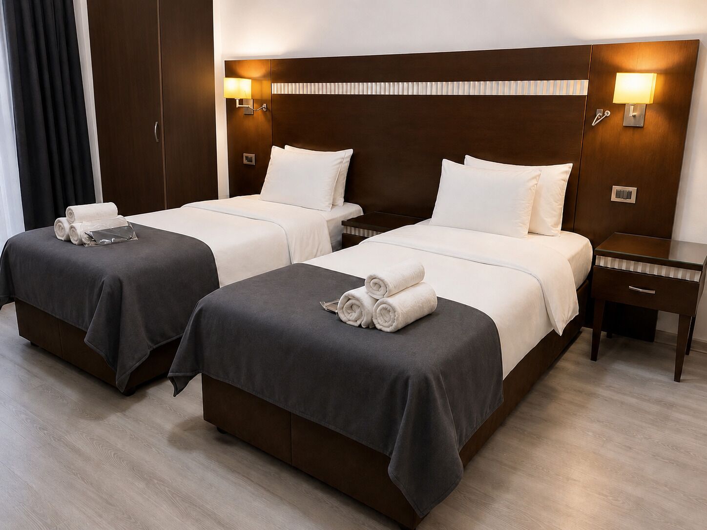 Dobbeltrom – comfort, balkong, byutsikt | Skrivebord, skrivebord for bærbar PC og blendingsgardiner