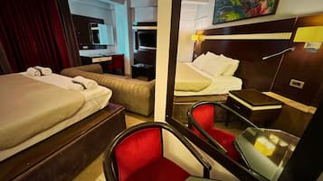 Kahden hengen comfort-huone, parveke, kaupunkinäköala | Työpöytä, kannettavalle tietokoneelle sopiva työtila, pimennysverhot