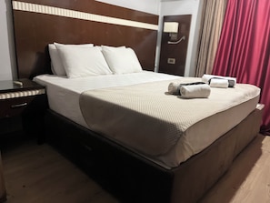 Family Suite, Balcony, City View | Meja, ruang kerja komputer riba, langsir/tirai gelap terus