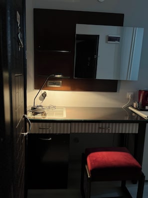 Comfort Double Room, Balcony, City View | Meja, ruang kerja komputer riba, langsir/tirai gelap terus