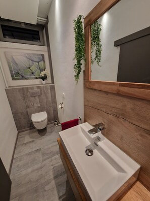 Regadera, secadora de cabello, toallas 