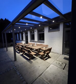 Outdoor dining - Holiday Home 'Magisches Wachstein' with Private Terrace, Private Garden and Wi-Fi (Theilenhofen)