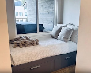 2 bedrooms, internet, bed sheets