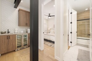 2 bedrooms, internet, bed sheets