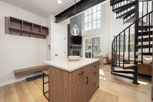 New 1 bedroom, downtown, mt views and private HT