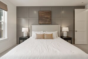 5 dormitorios, escritorio, tabla de planchar con plancha y cuna de viaje