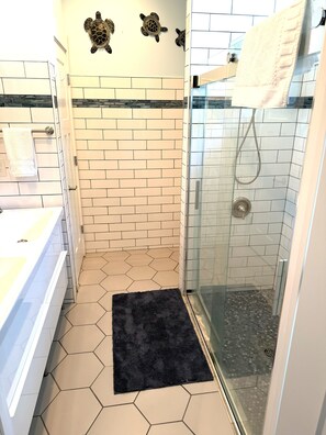 Shower, hair dryer, towels, soap - Sandy Dreams, 2-bedroom dog-friendly duplex in Garden City w/fenced yard (Murrells Inlet)