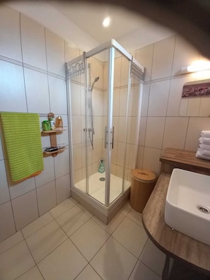 Dusche, Haartrockner, HandtĂŒcher, Seife