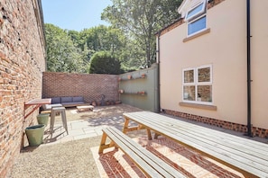 Outdoor dining - Host & Stay | Cringle Cottage (Stokesley)