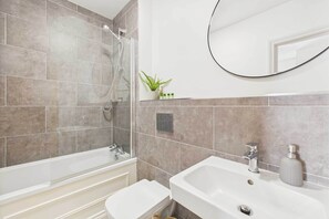 Een douche, een haardroger, handdoeken, shampoo