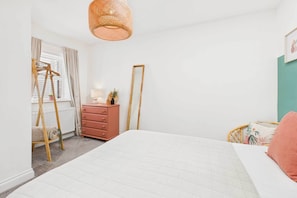 2 bedrooms, iron/ironing board, travel crib, WiFi - Host & Stay | Cringle Cottage (Stokesley)