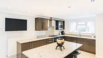 Full-size fridge, microwave, oven, stovetop