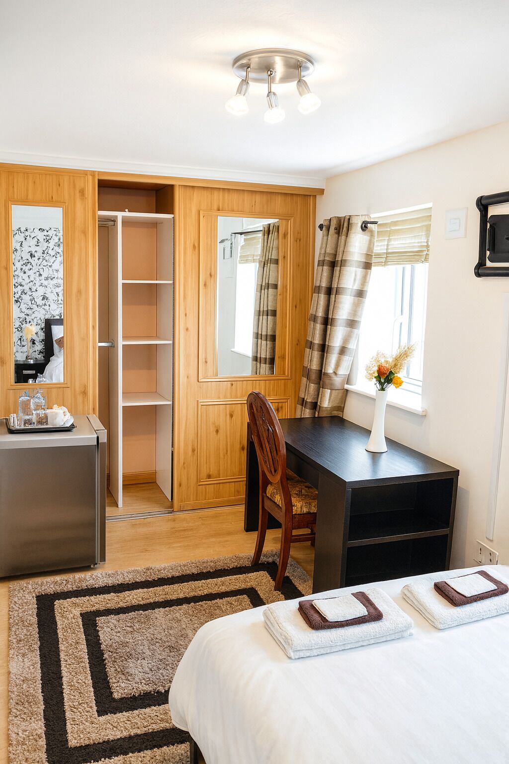 办公桌、笔记本电脑工作区、熨斗/熨板、免费 WiFi