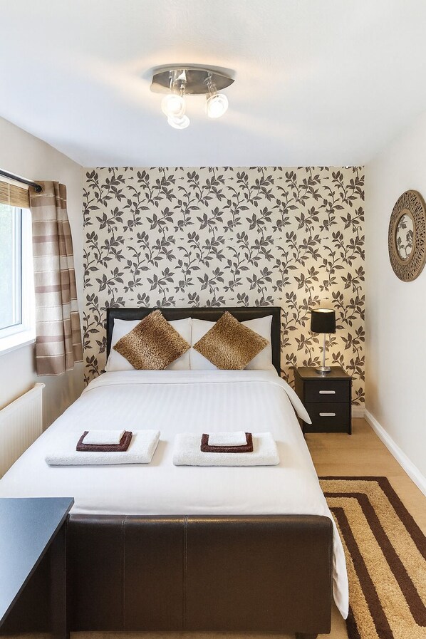 Luxury Suite, 1 Queen Bed, Microwave, Garden View | Desk, laptop workspace, free WiFi