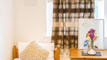 Escritorio, espacio para trabajar con laptop y wifi gratis