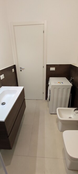 Dusche, Haartrockner, Bidet, Handtücher