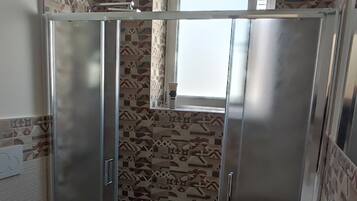 Dusche, Haartrockner, Bidet, HandtĂŒcher