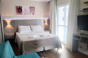 Estúdio executivo | Escrivaninha, espaço de trabalho para notebook, cortinas blackout