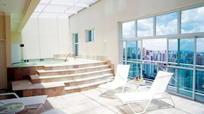 Hồ bơi ngoài trời